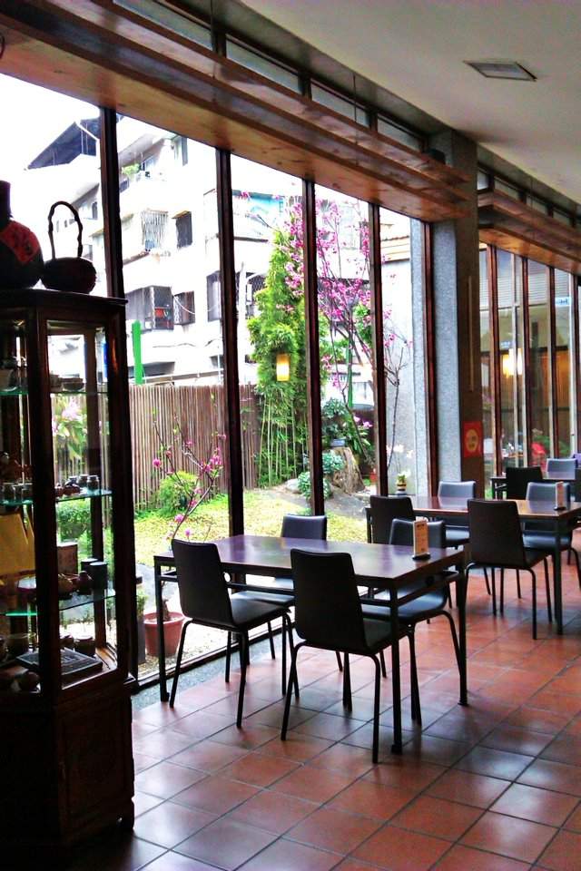 一樓靠窗用餐區.jpg
