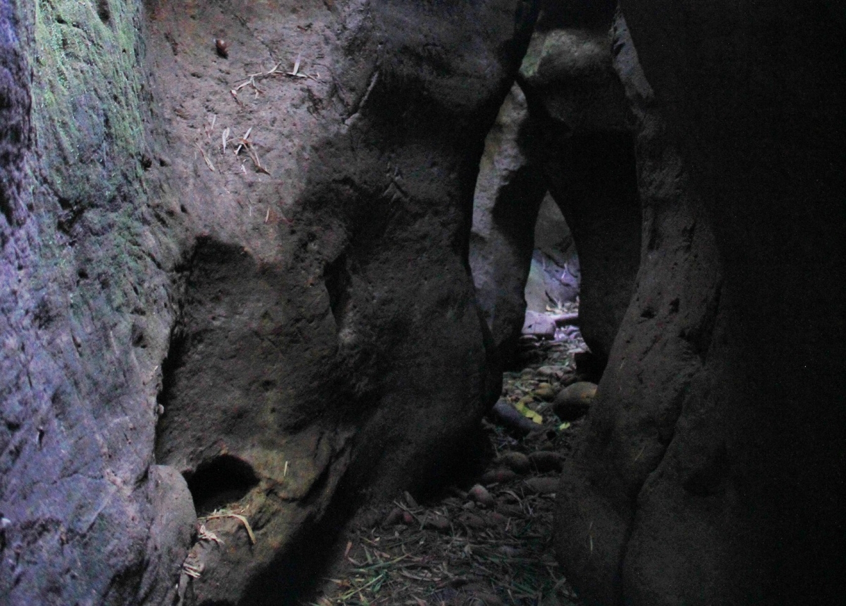 一線天步道-只容納一人鑽洞而過.jpg