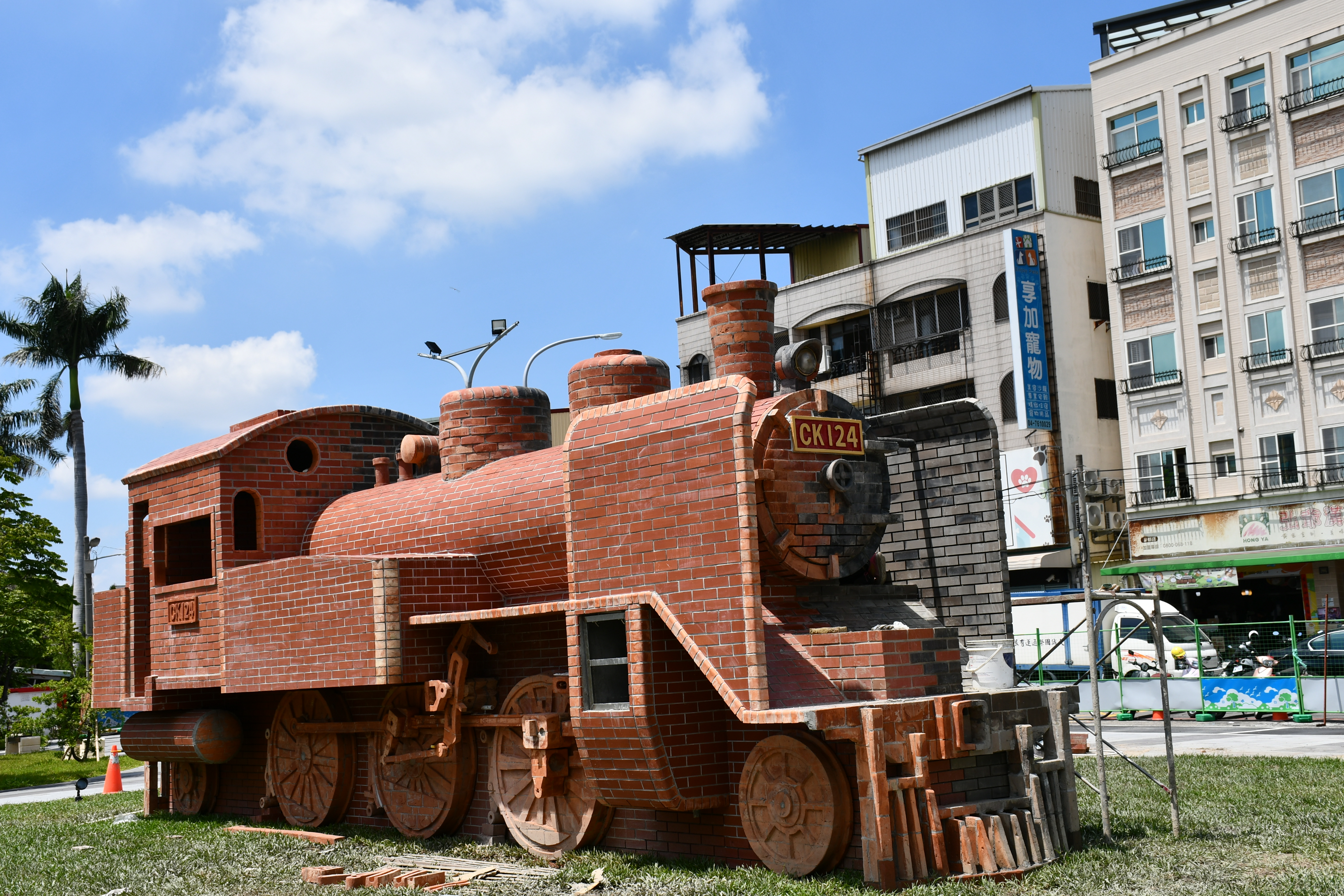 以國寶級蒸汽火車CK124造型一比一打造的公共藝術作品「福爾摩沙號」，共運用了一萬多塊磚頭、重達逾50噸，堪稱全亞洲唯一以磚頭搭建而成的火車頭.jpg