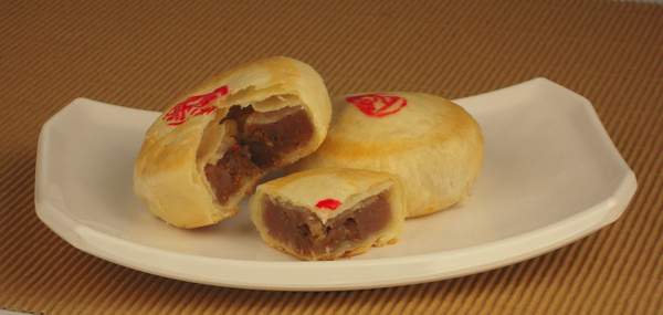 以新鮮紅蔥頭及本土芝麻和豬肉製成的綠豆椪.jpg