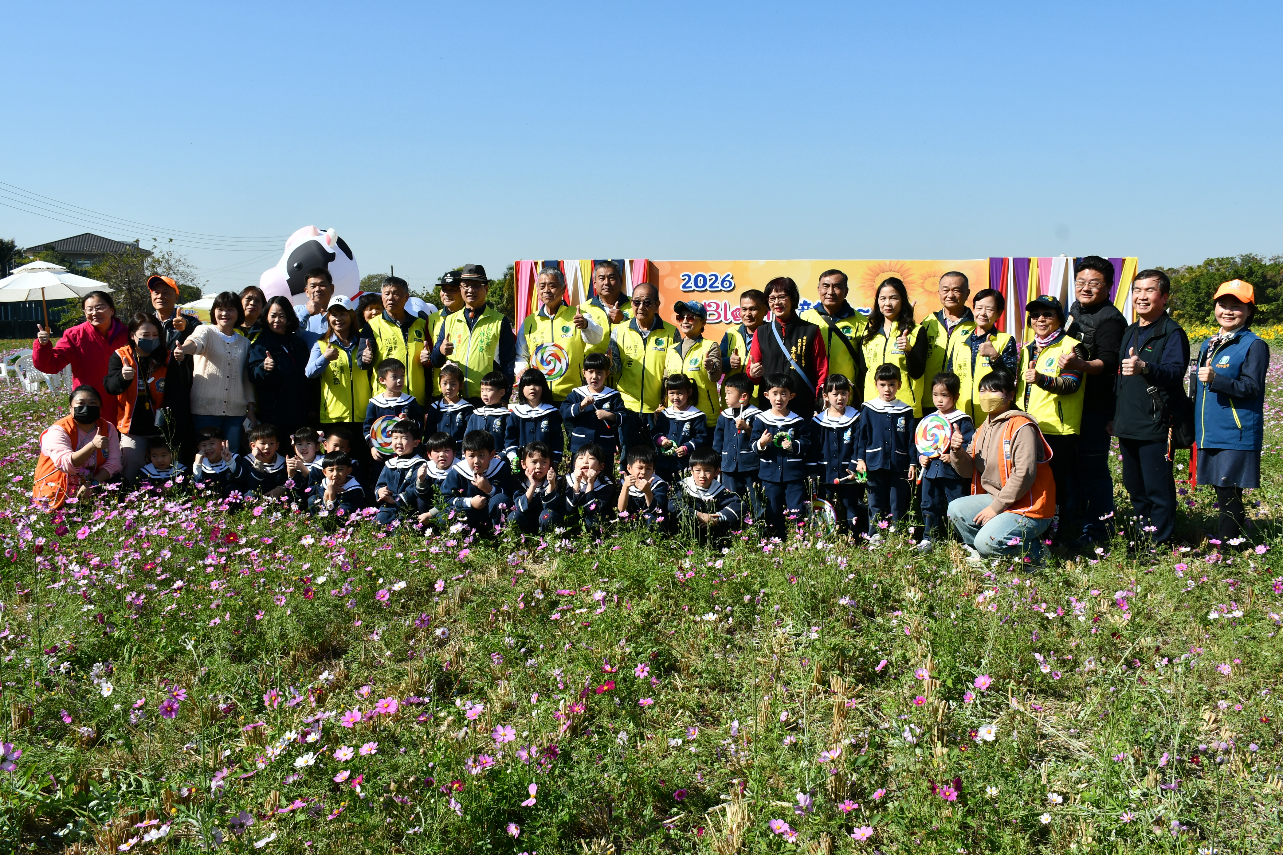 位於彰草路123巷旁（彰草路與金馬路交叉路口農田），精心打造的大片波斯菊、百日草與向日葵花田，占地超過8公頃、繽紛多彩，林世賢市長等人歡迎大家來遊賞.jpg