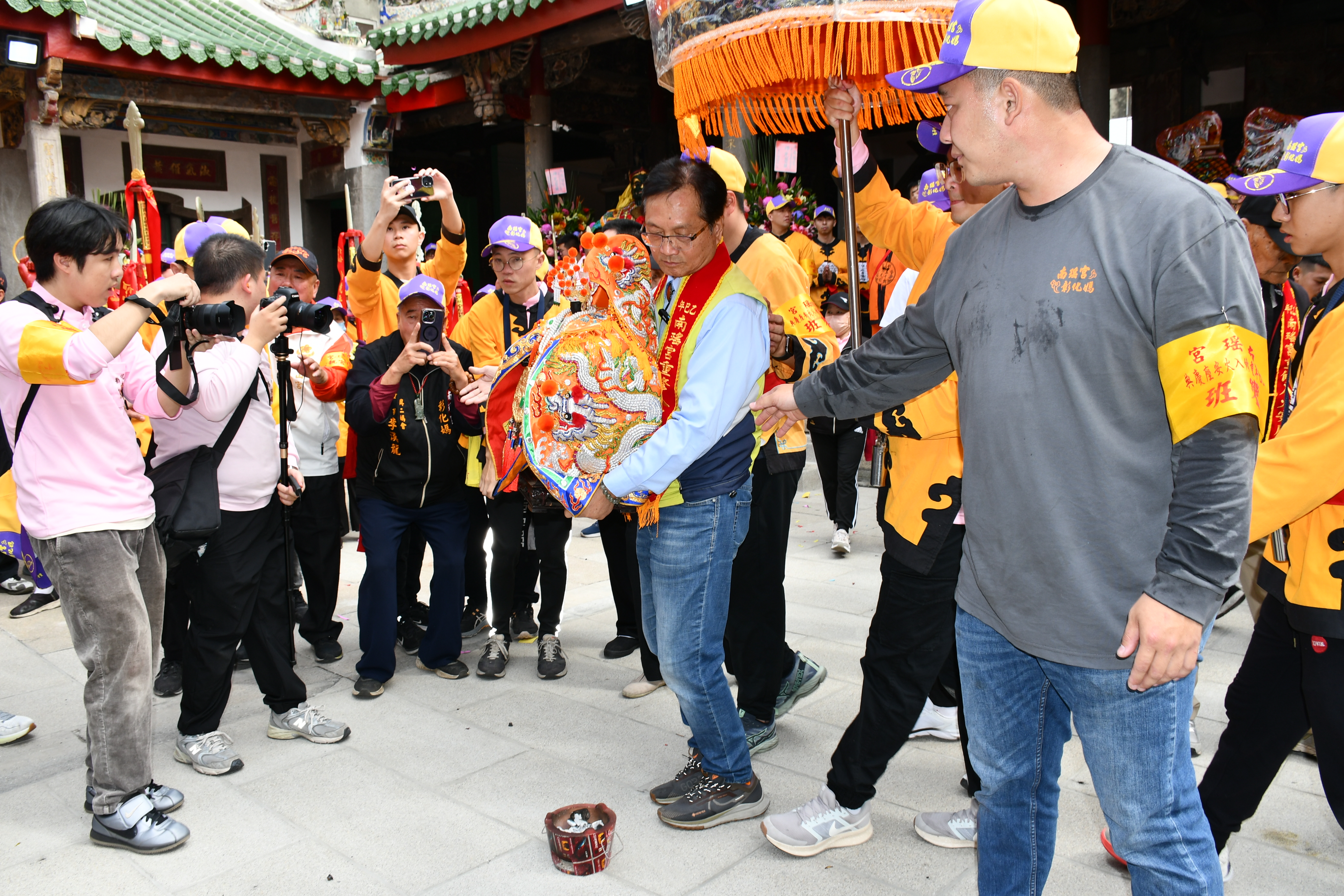 南瑤宮管理人林世賢市長恭迎開基三媽神尊踏火返南瑤宮.jpg