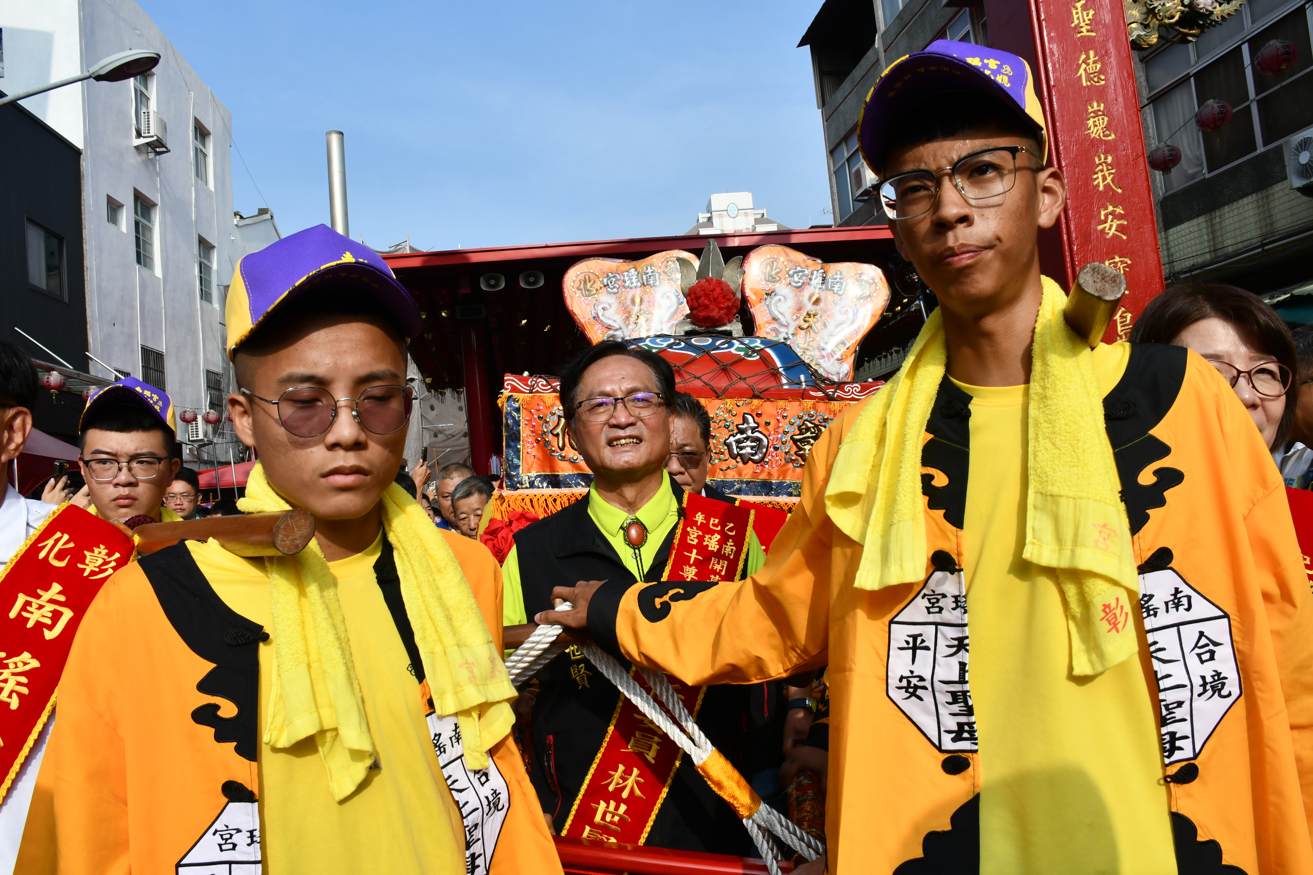 南瑤宮遶境巡角主委林世賢市長扶開基三媽鑾轎起駕囉.jpg