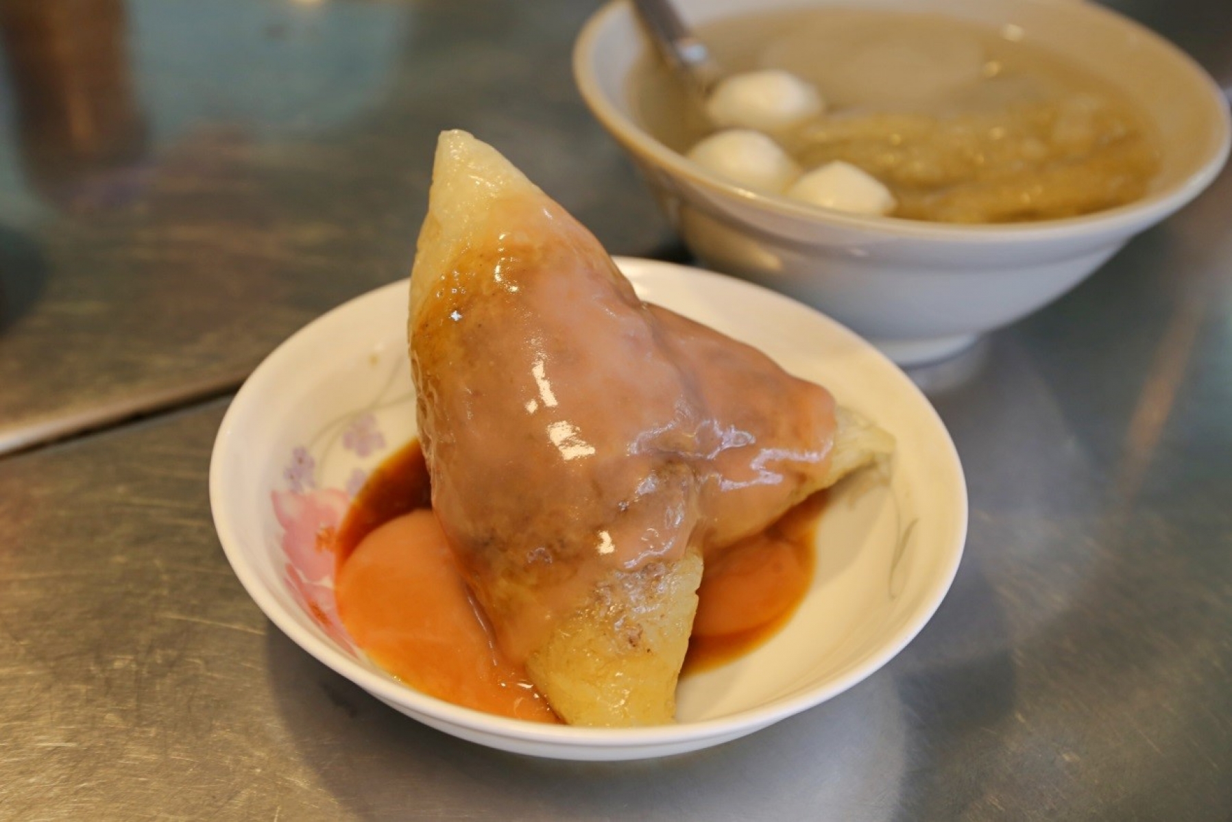 可口肉粽，淋上特殊醬更是鹹甜好滋味.jpg