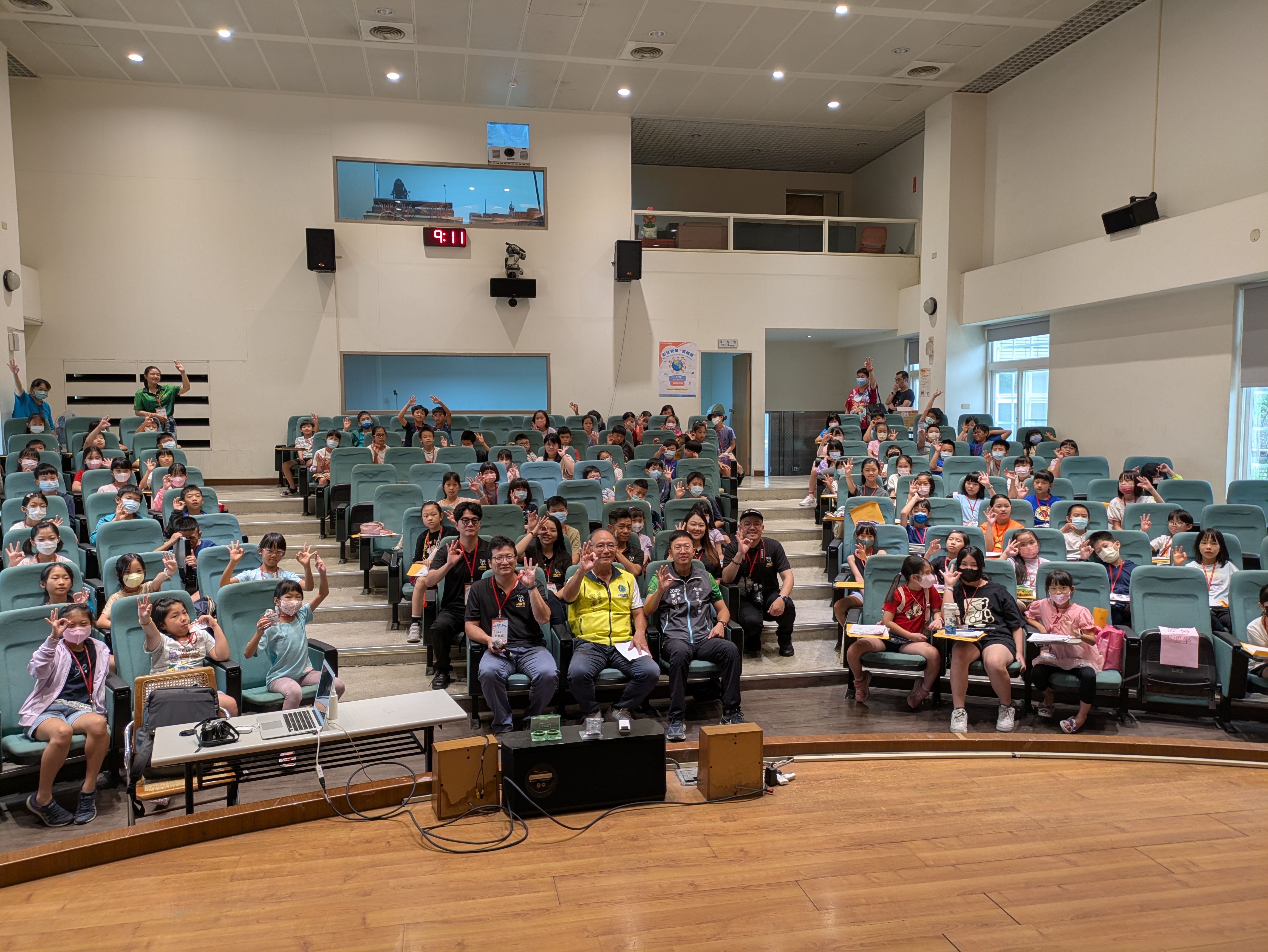 圖中第一排中（著黃背心-代表彰化市長林世賢的市公所社會課長吳澤生）右（彰化國際青年商會會長李明憲）和參加兒童領袖營的小朋友們相見歡大合影.jpg