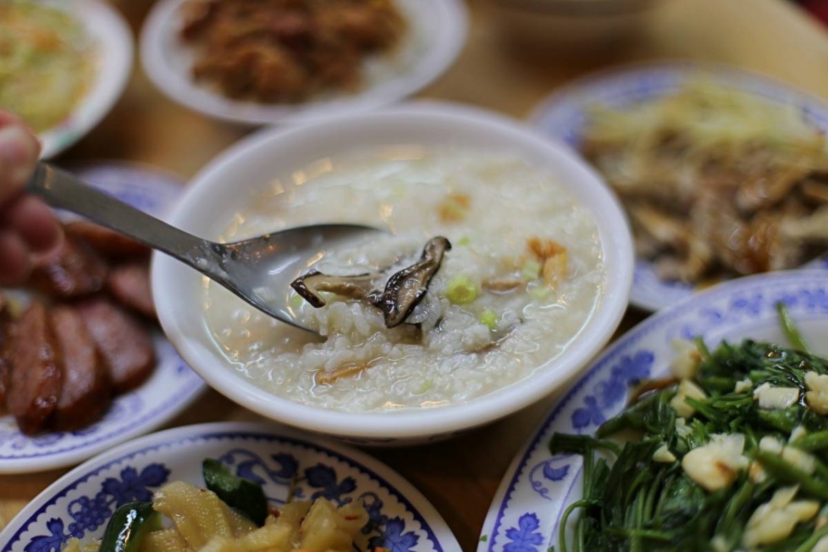 大骨熬湯底，再與生米慢慢熬煮到米心都透了，加上肉末、香菇絲、芹菜、油蔥提味.jpg