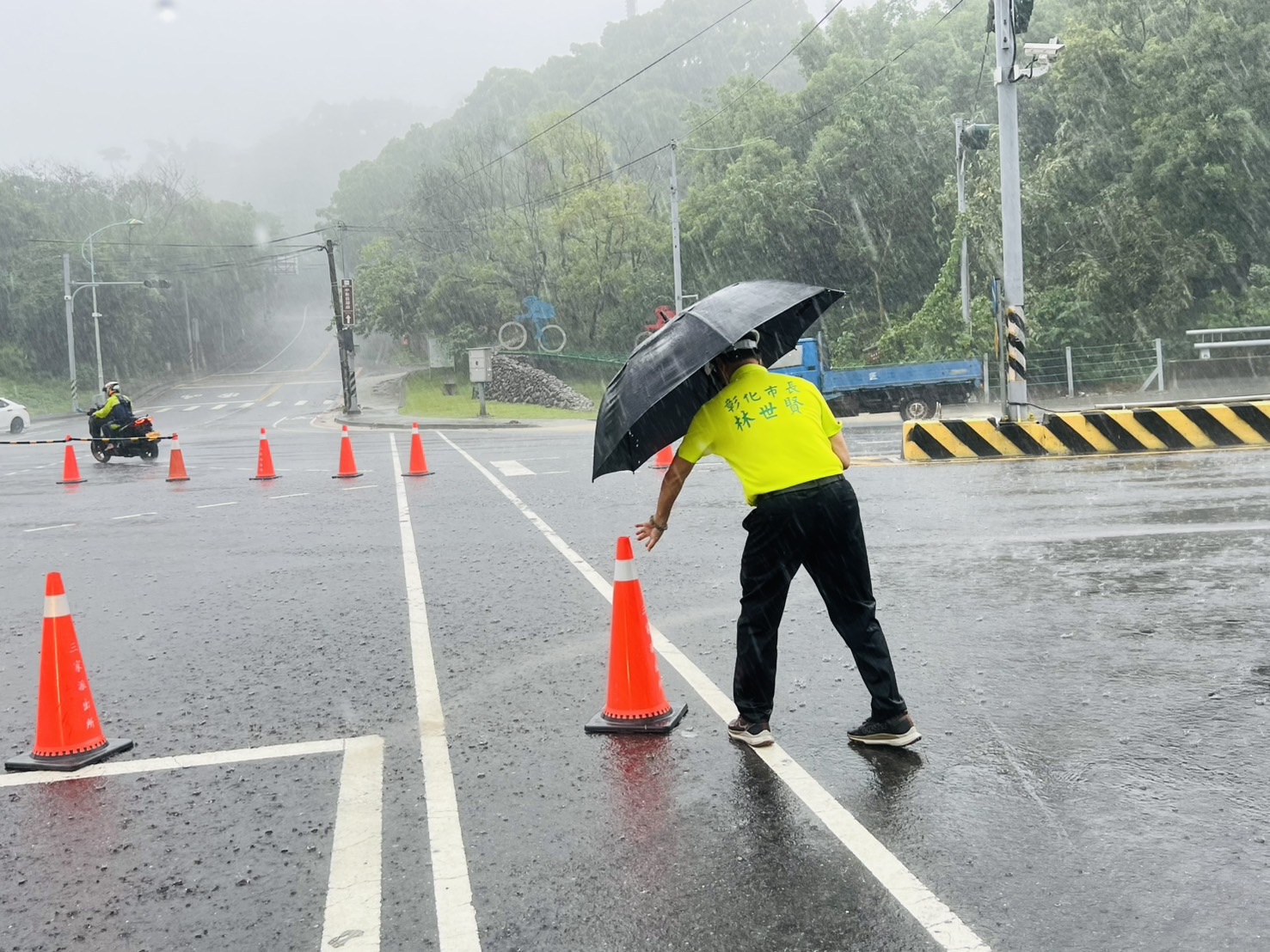 彰化市長林世賢冒著豪大雨在139線設三角錐維護交通.jpg