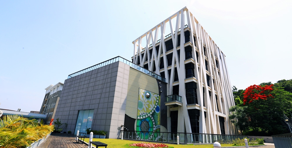 彰化縣立美術館-另一面建築物全景.jpg