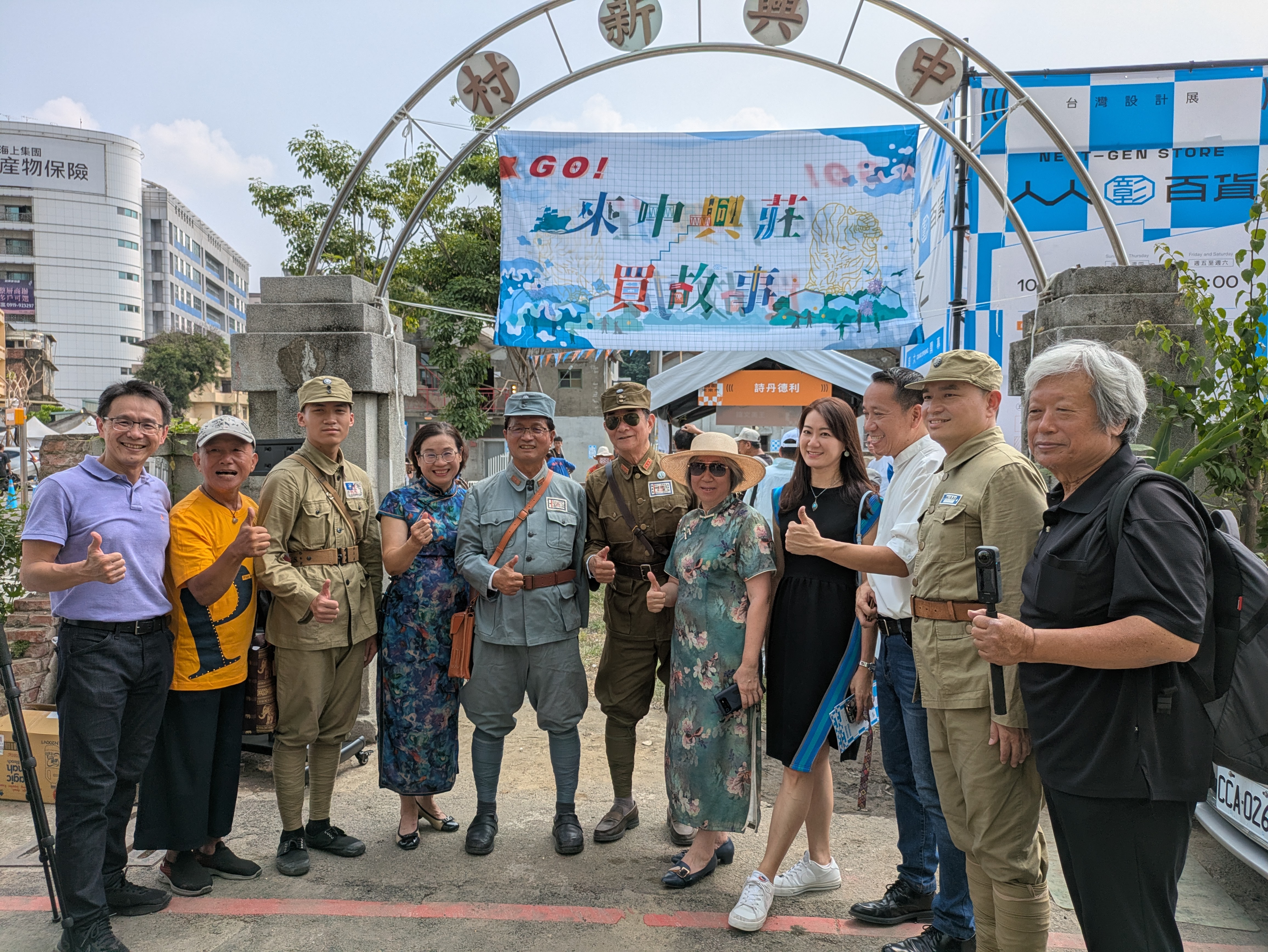 林世賢市長偕同中興莊眷村人文協進會理事長高華國（右六）共同主持中興莊行動博物館啟用儀式.jpg