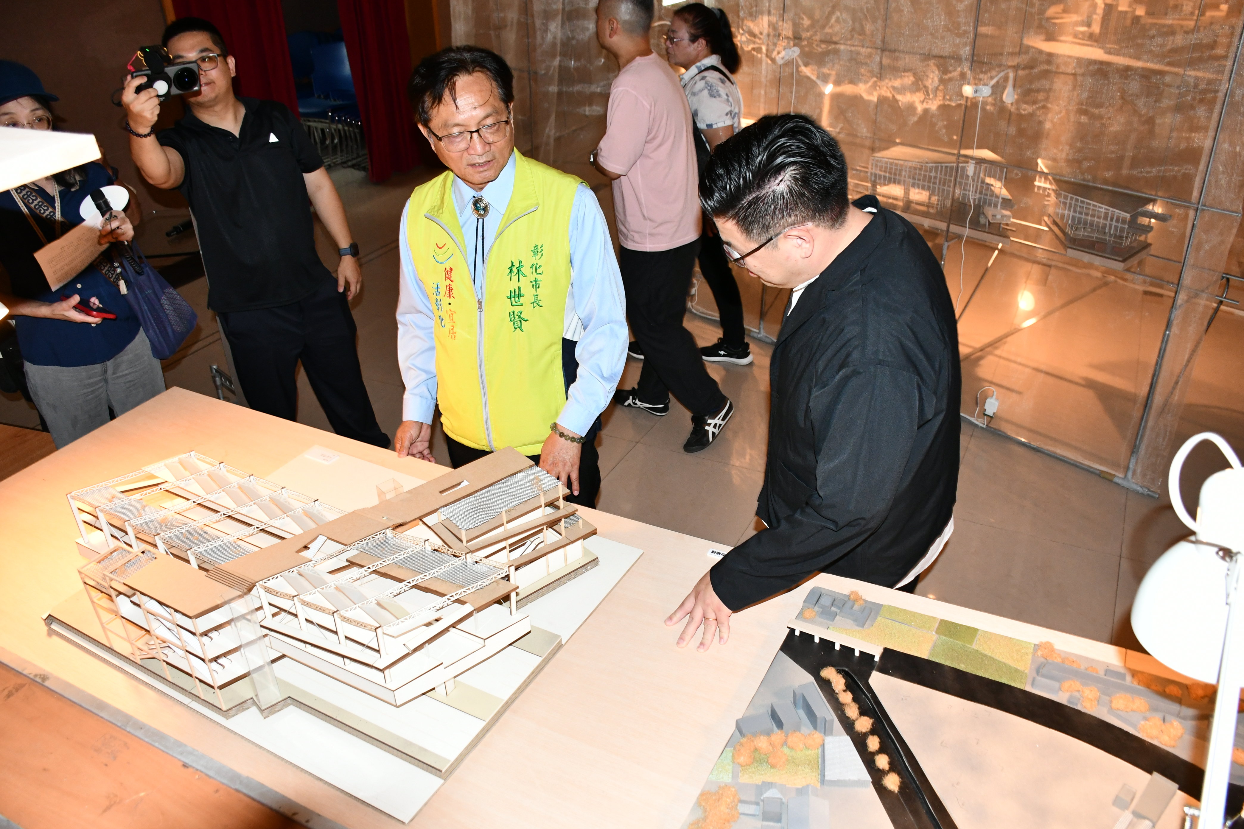 林世賢市長偕同協同策展人郭聖傑老師（右）審視彰化市城市規劃展中的模擬設計模型.jpg