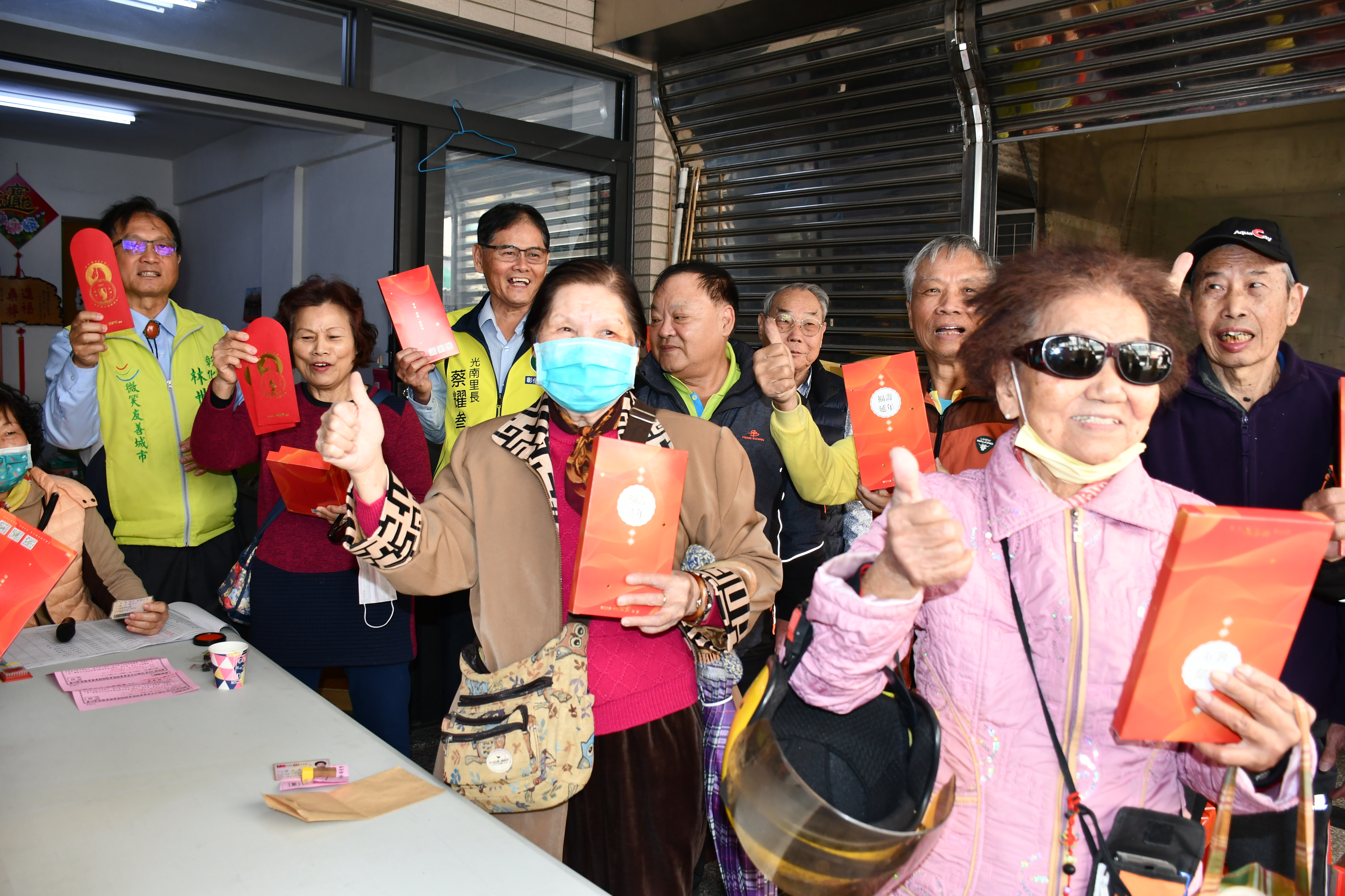 林世賢市長在光南里辦公處發放春節敬老禮金大家領得笑呵呵.jpg