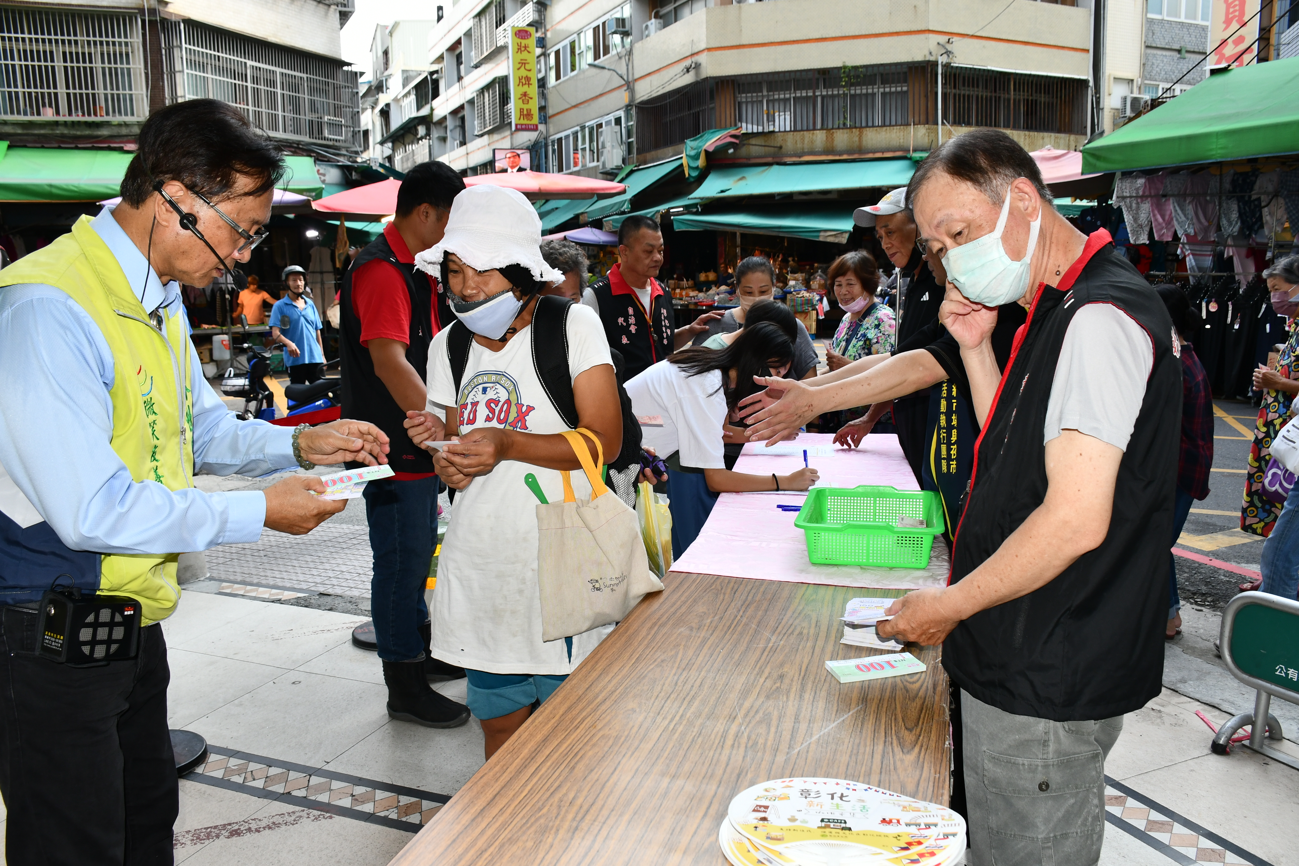 林世賢市長在民權市場發放兌換加倍券.jpg