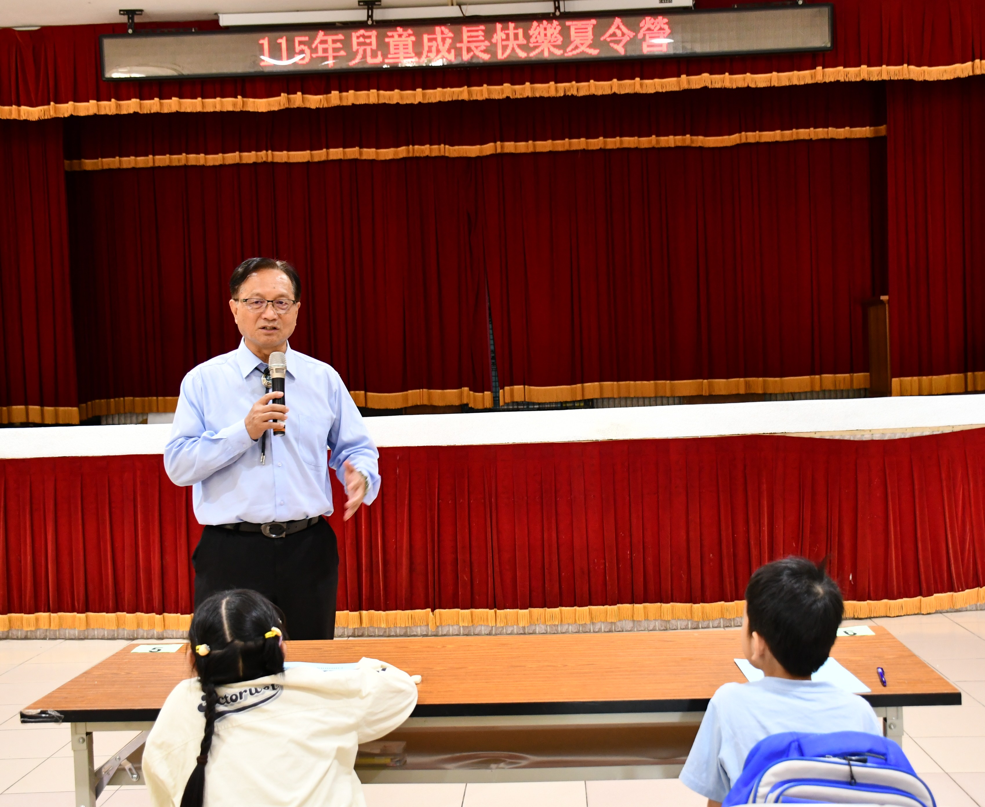 林世賢市長歡迎小朋友們參加公所的成長營活動，另提醒暑假期間如外出戲水務必由大人陪同；也期勉小朋友千萬不要輕易受誘惑接觸毒品，多關心弱勢，發揮愛心.jpg