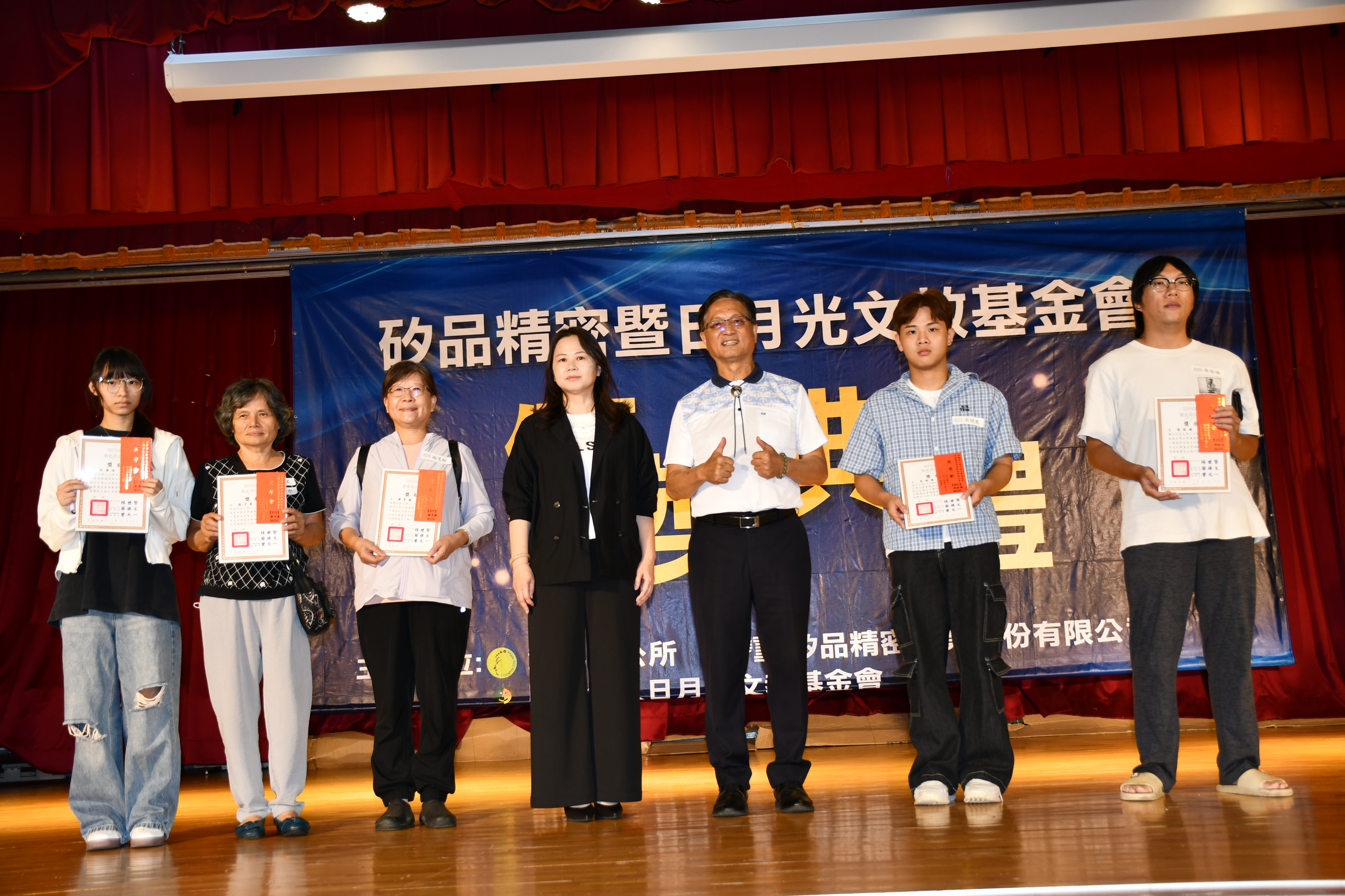 林世賢市長與矽品人力資源處招募暨人資客服部經理郭珀華分批和受獎者合影_20260826_113332.jpg
