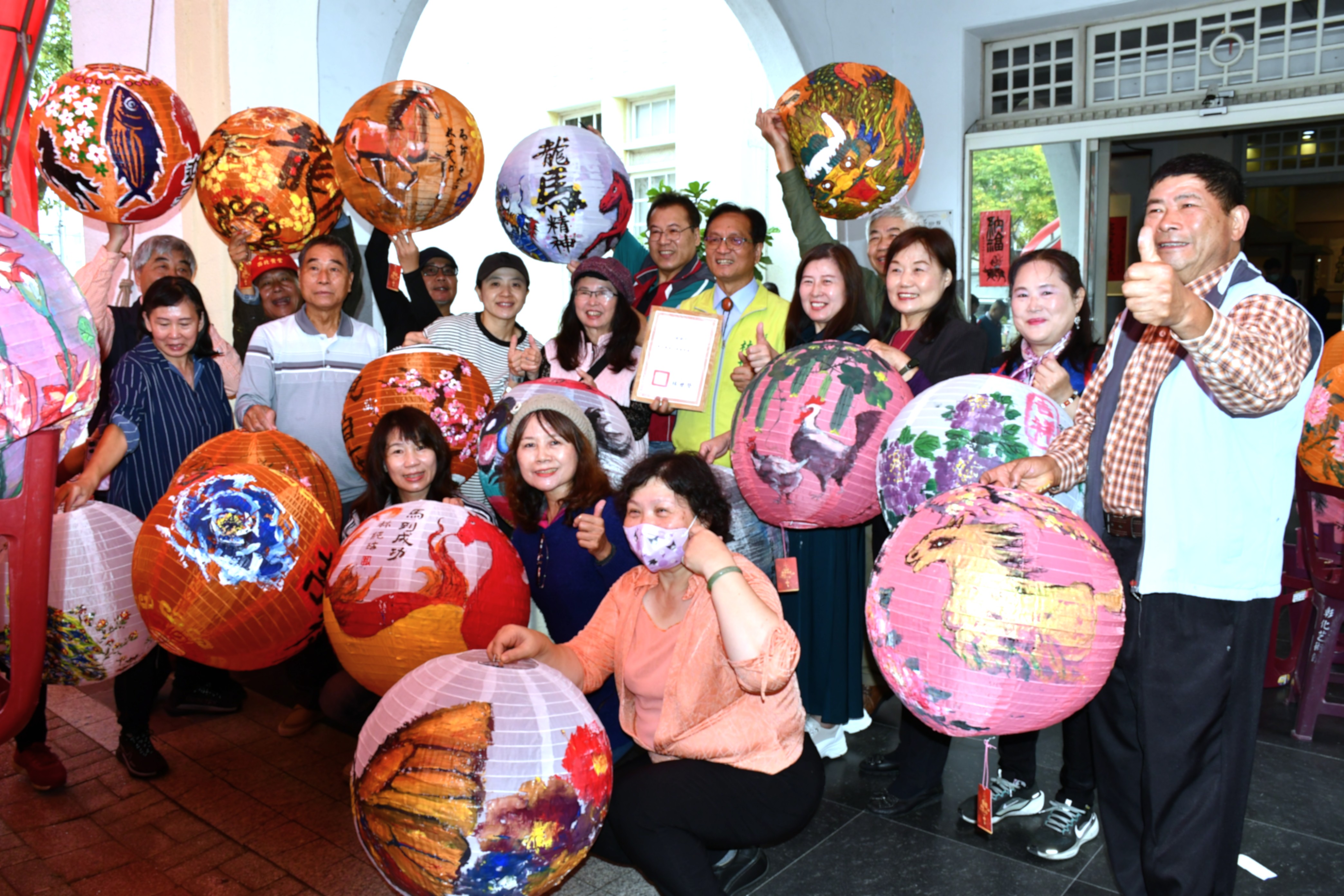 林世賢市長逐批和藝術家們合影.jpg