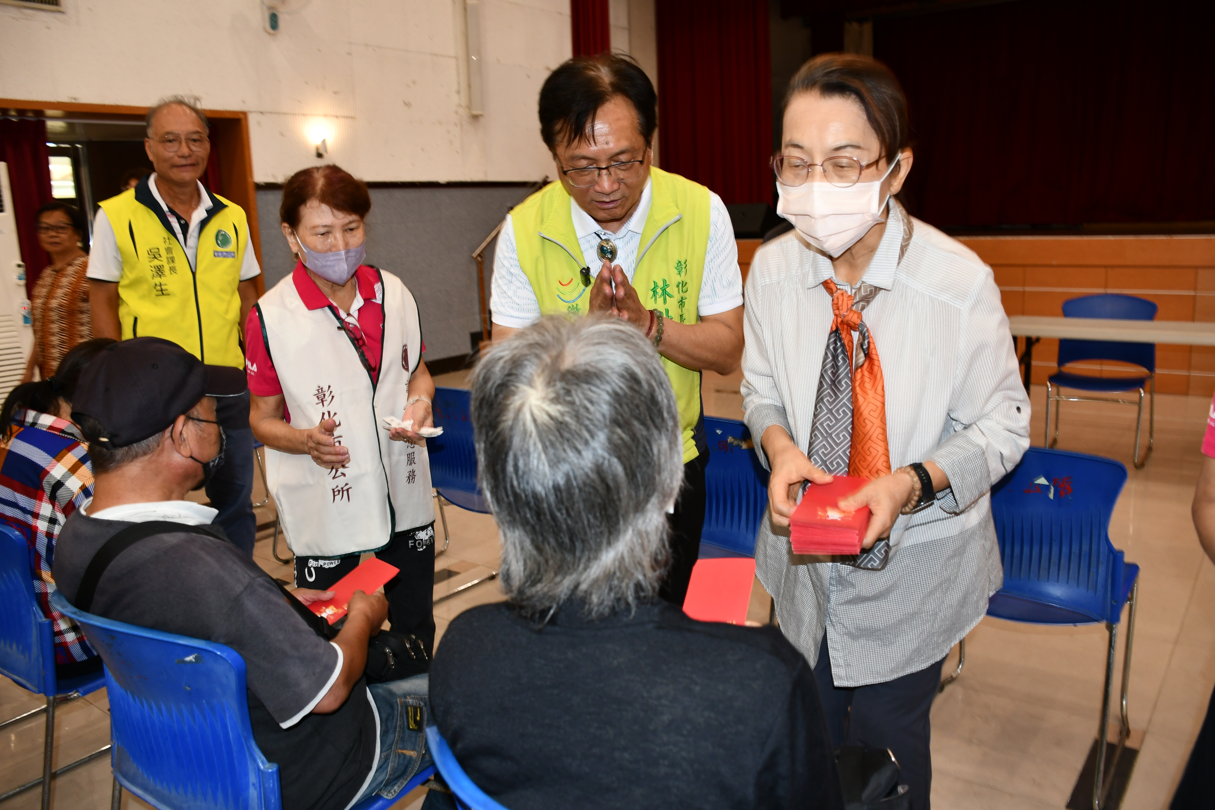 林世賢市長陪同大通電子董事王寶雍逐一發放慰問金.jpg