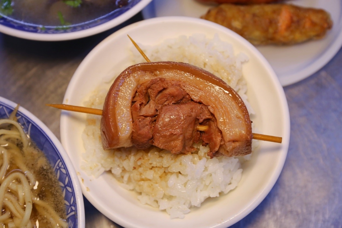 榕樹下爌肉飯堅持用腿庫肉再用手工串肉下去滷製而成.jpg