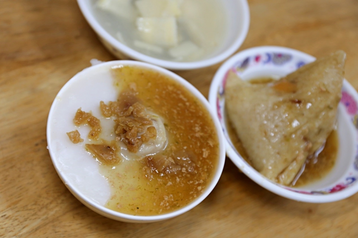 民權市場碗粿-店內招牌碗粿肉粽.jpg