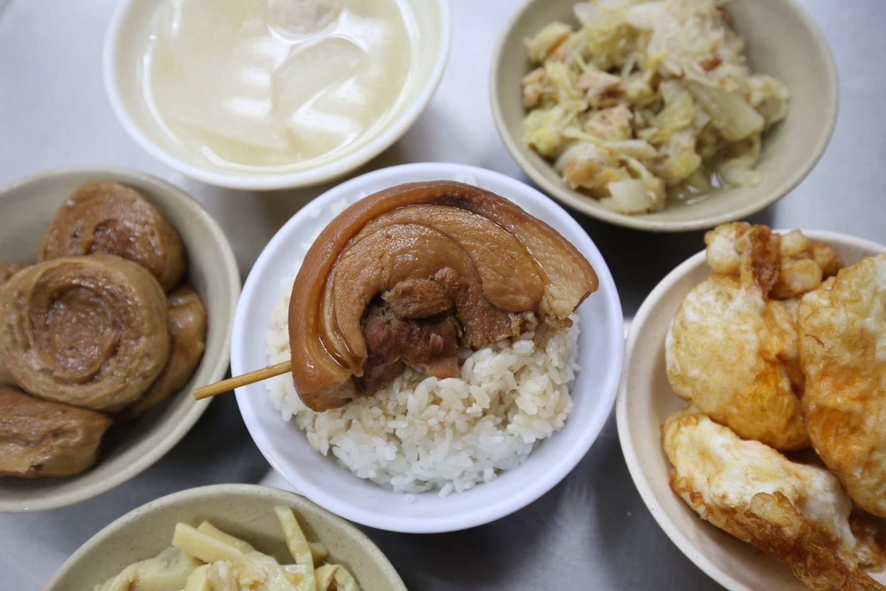 老主顧每週必報到3次以上，只為了這一大鍋滷肉及各式手路菜.jpg