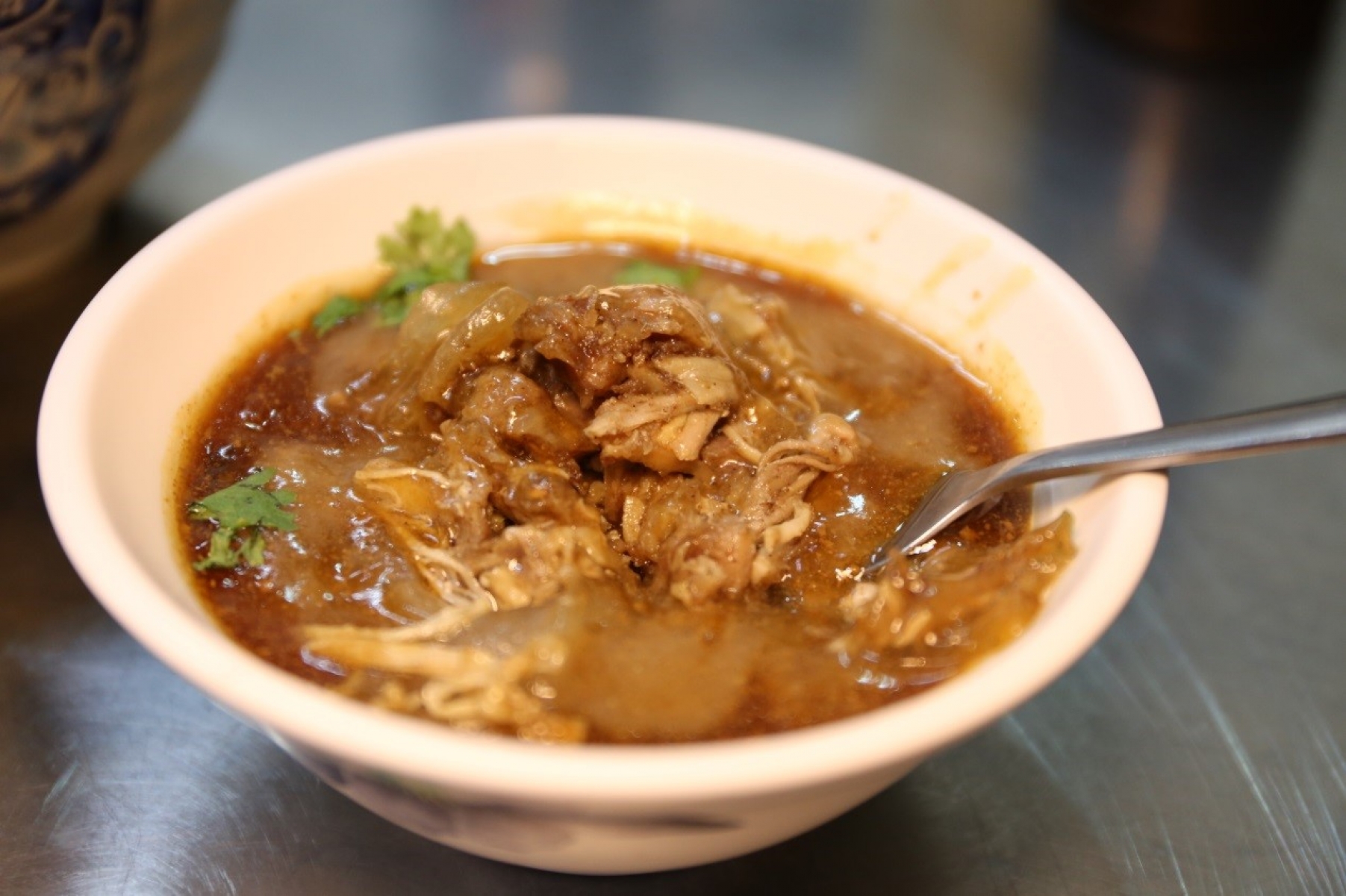 肉圓內餡有肌絲、肉塊、筍丁，淋上一匙獨門醬汁，多層次口感用心吃的到。.jpg