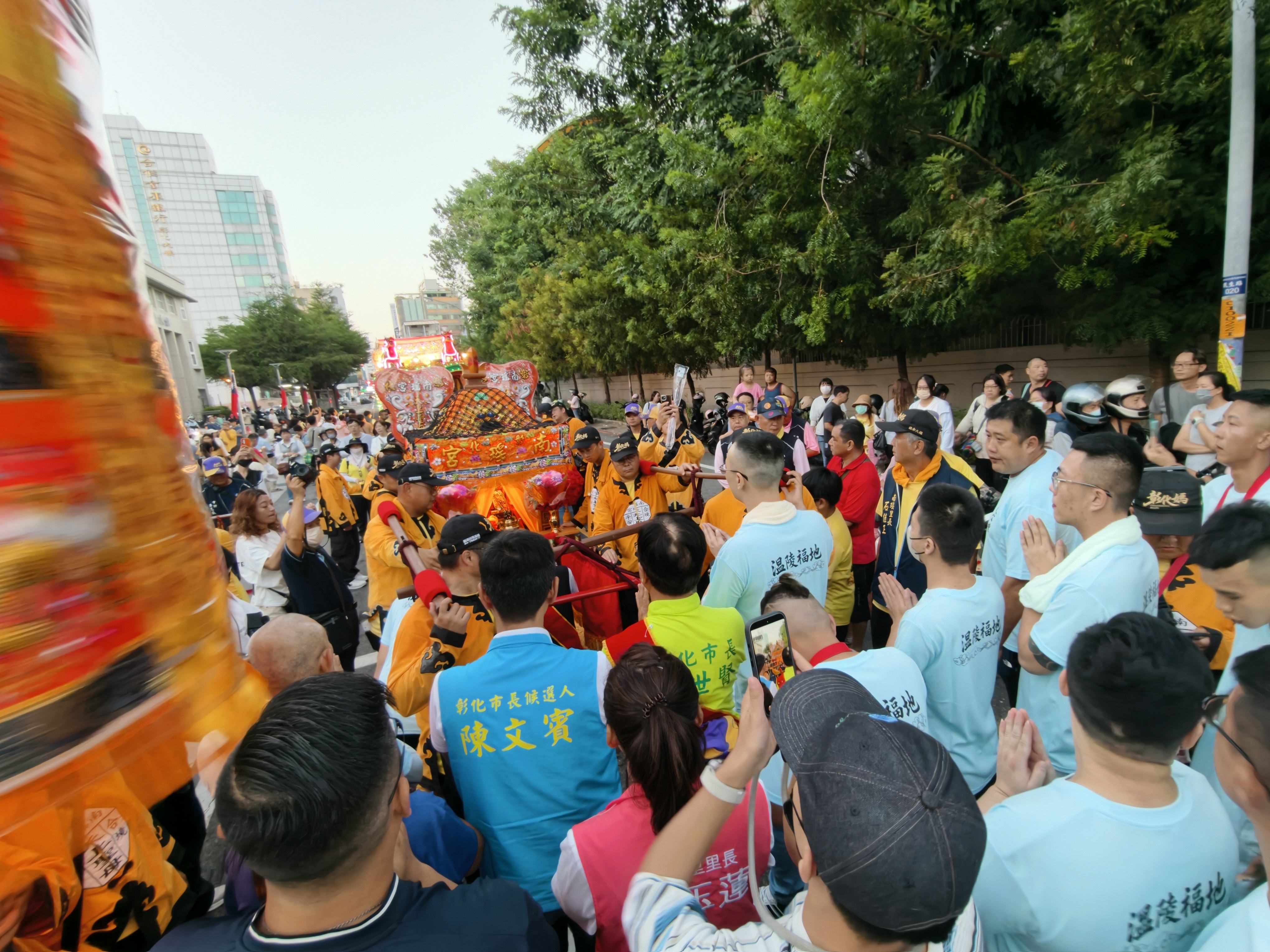 遶境主委林世賢市長-著蘋果綠色上衣者等人恭迎開基三媽鑾轎.jpg