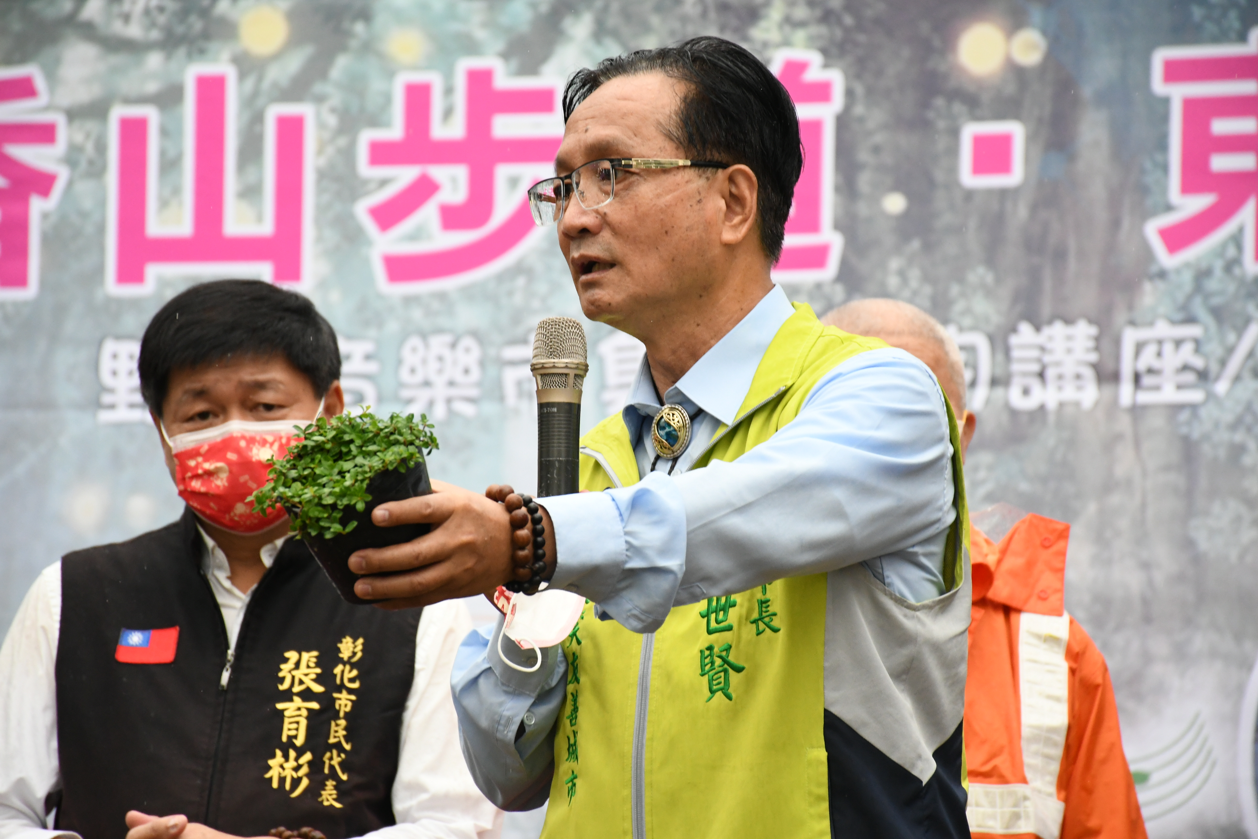 林世賢市長在綠享宴活動進行生態植物解說介紹「越橘葉蔓榕」植栽