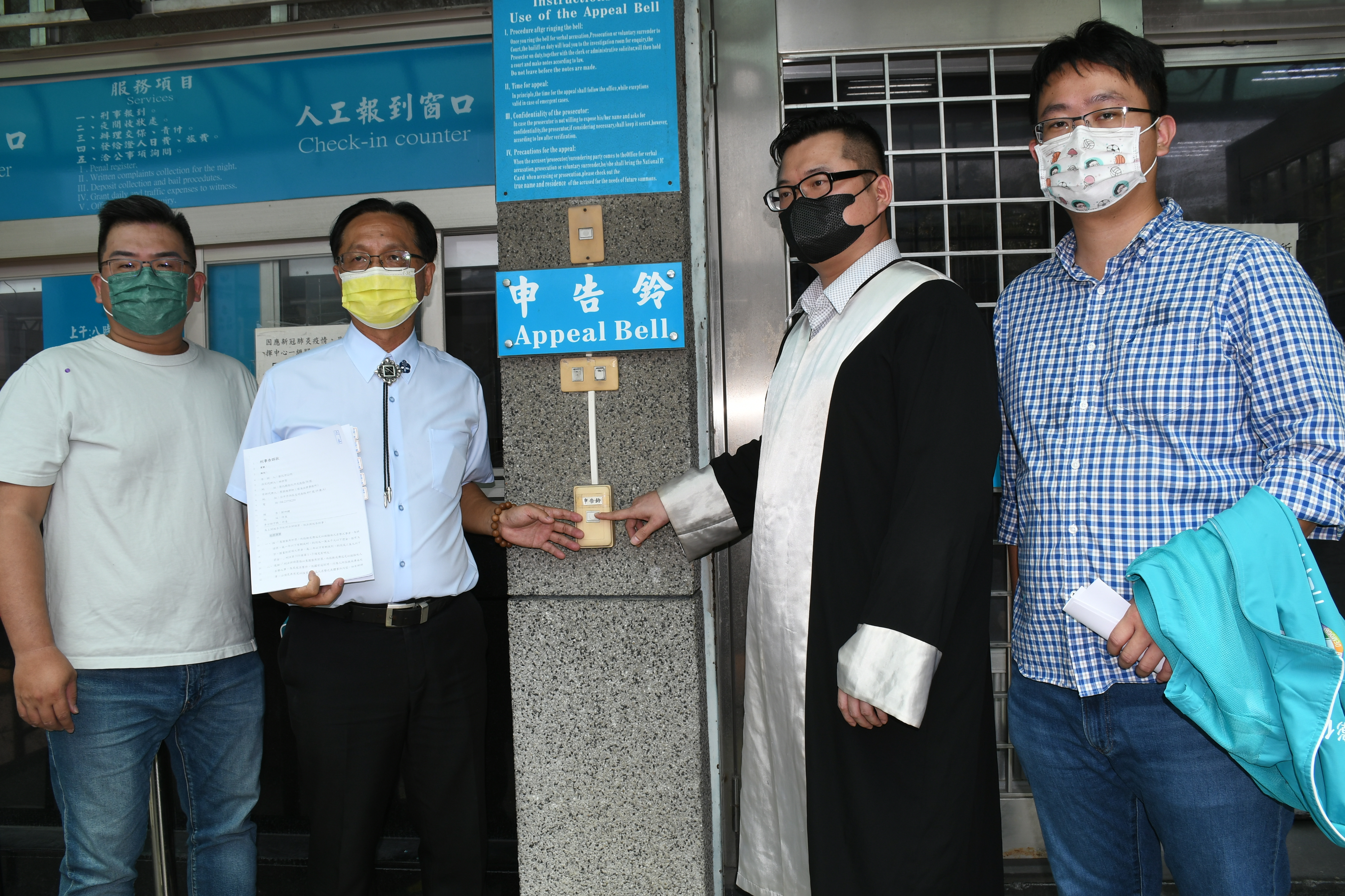 林世賢市長由律師廖國竣與市民代表周平（右）與江炳輝（左）陪同下按鈴控告