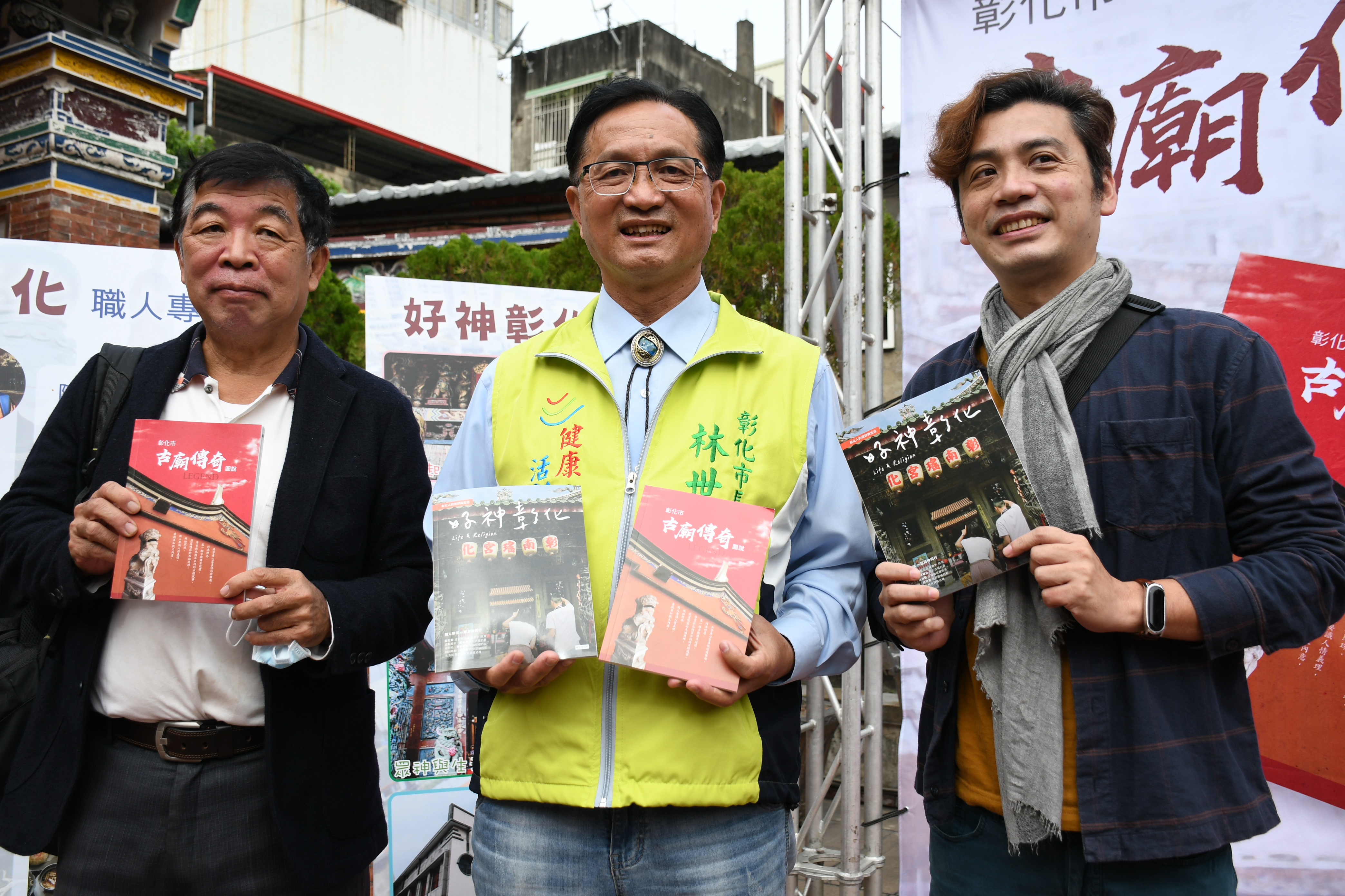 圖檔：文史工作者邱明憲（右）、蔣敏全（左）陪同一起和林世賢市長舉行新書發表會(開新視窗)