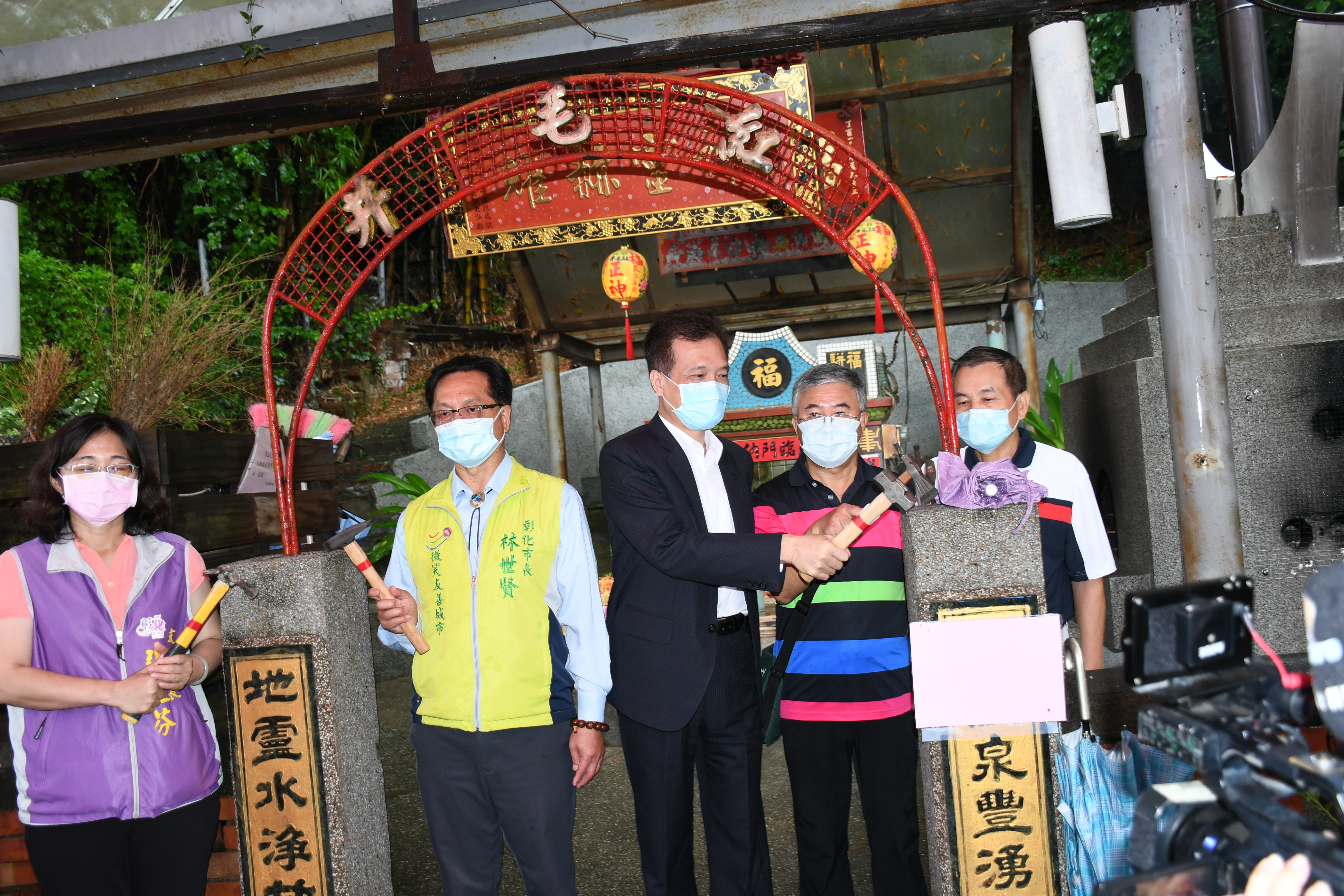 圖檔：林世賢市長與林田富副縣長等人在紅毛井前象徵性敲槌以示開工(開新視窗)