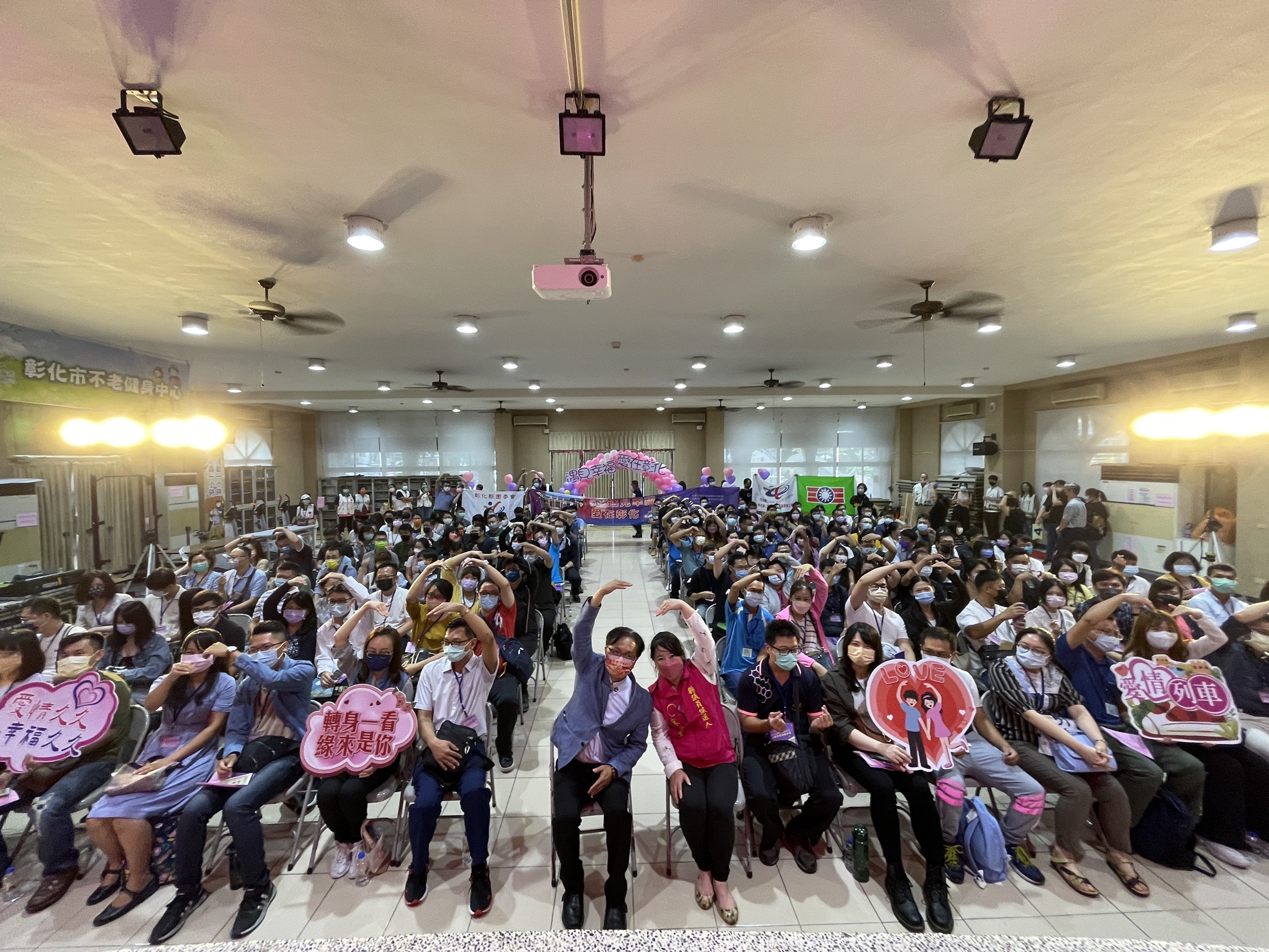 雖然颱風外圍環流干擾未婚聯誼活動仍順利舉行林世賢市長和青年朋友們相見歡