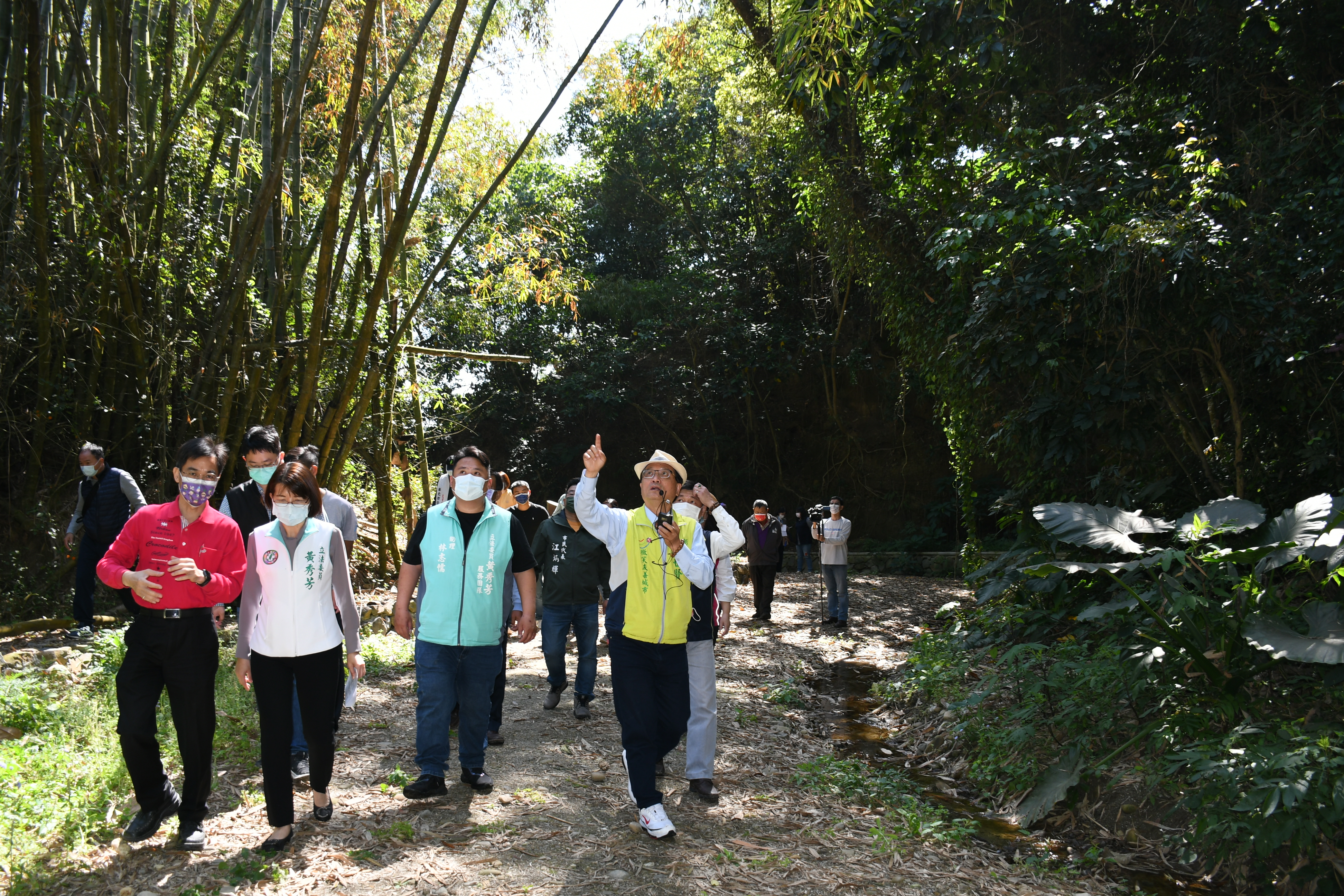 林世賢市長在生態環境清幽的石牌坑親水步道內親自帶隊解說
